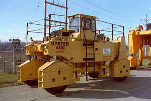 remanufactured Hyster 600 straddle carrier photo